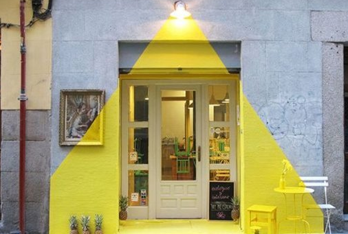 评鬼妈妈:诡异夹杂着有趣和讽刺